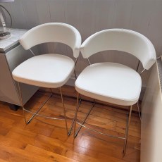 Showroom Clearance: Pair of Calligaris New York White Leather Fixed Bar Stools Showroom Clearance: Pair of Calligaris New York White Leather Fixed Bar Stools